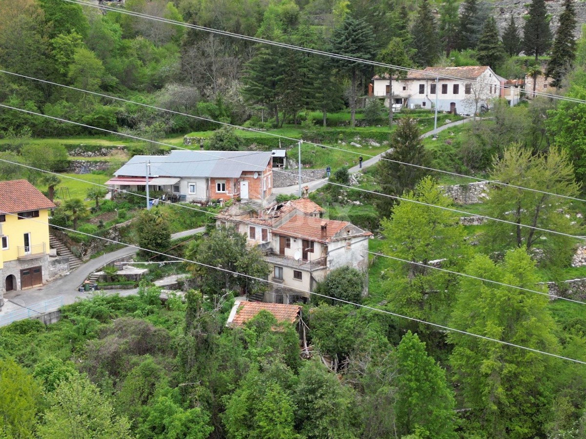 MATULJI, KUĆELI - zemljišče 12.000 m2 (cca. 6700 m2 gradbeno) s pogledom na morje + 3 starine 220 m2