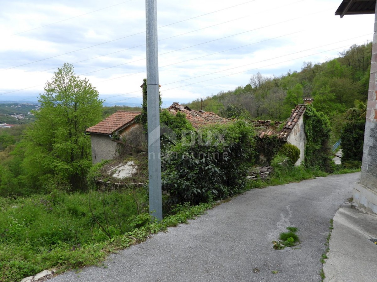 MATULJI, KUĆELI - zemljišče 12.000 m2 (cca. 6700 m2 gradbeno) s pogledom na morje + 3 starine 220 m2