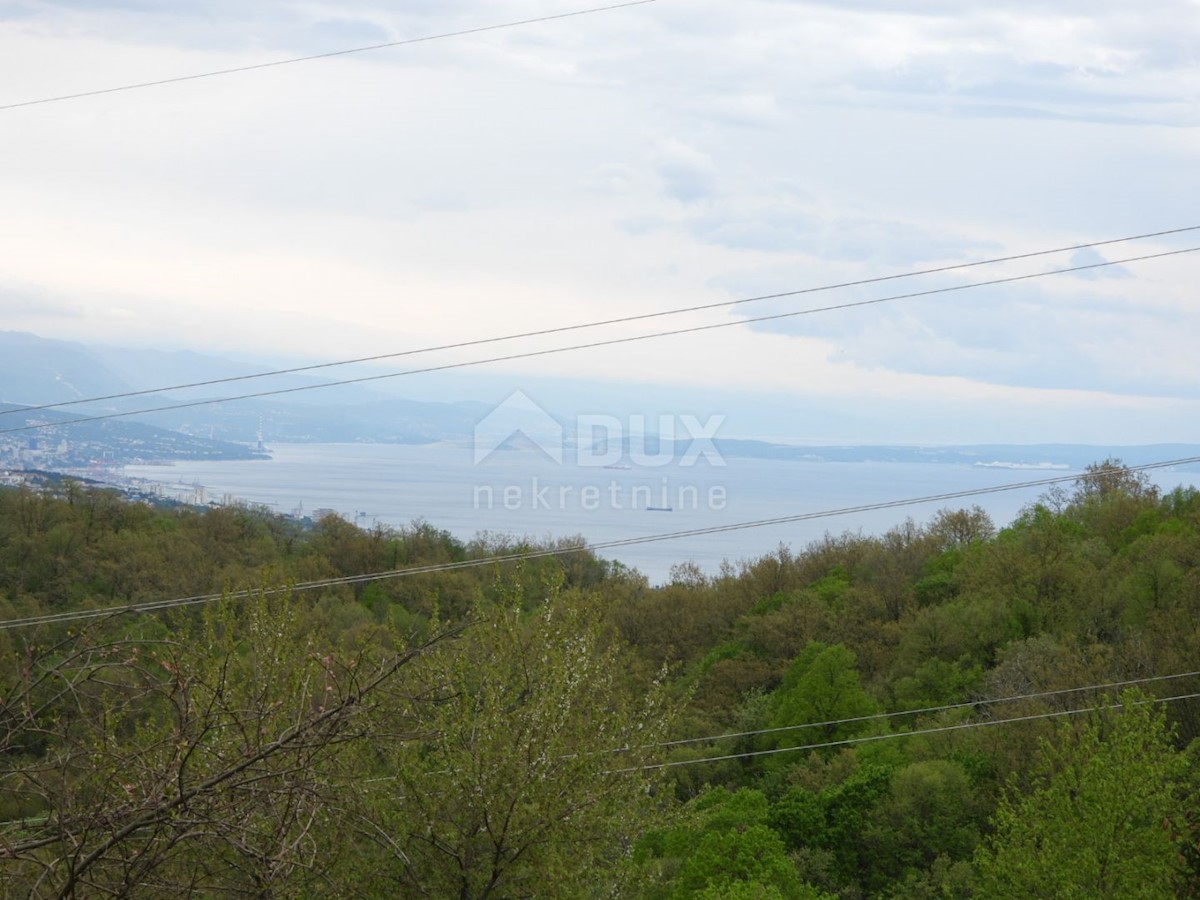 MATULJI, KUĆELI - zemljišče 12.000 m2 (cca. 6700 m2 gradbeno) s pogledom na morje + 3 starine 220 m2