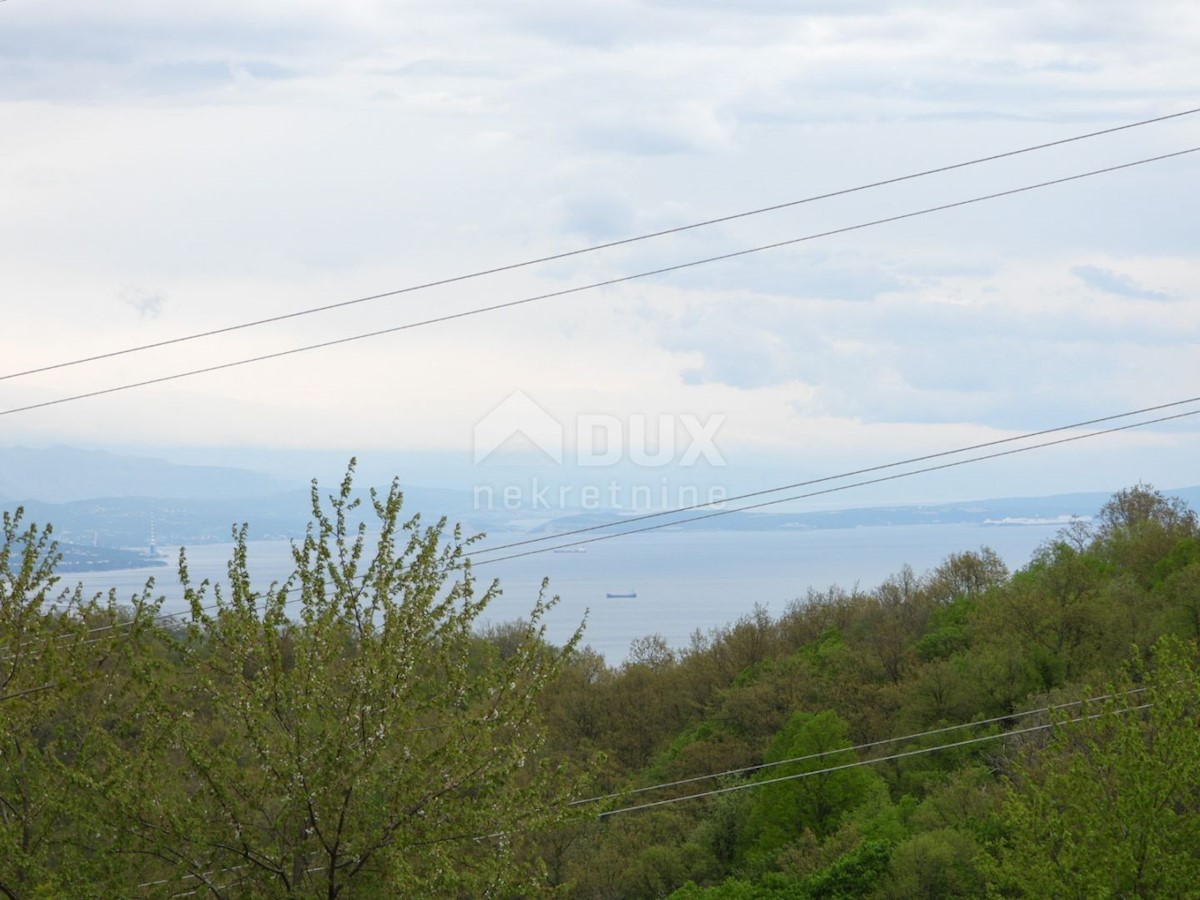 MATULJI, KUĆELI - zemljišče 12.000 m2 (cca. 6700 m2 gradbeno) s pogledom na morje + 3 starine 220 m2