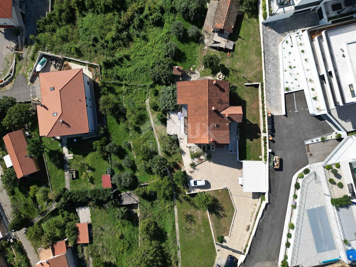 OPATIJA, CENTER - zemljišče 921m2, v centru Opatije z gradbenim dovoljenjem za vilo z bazenom, panoramski pogled na morje