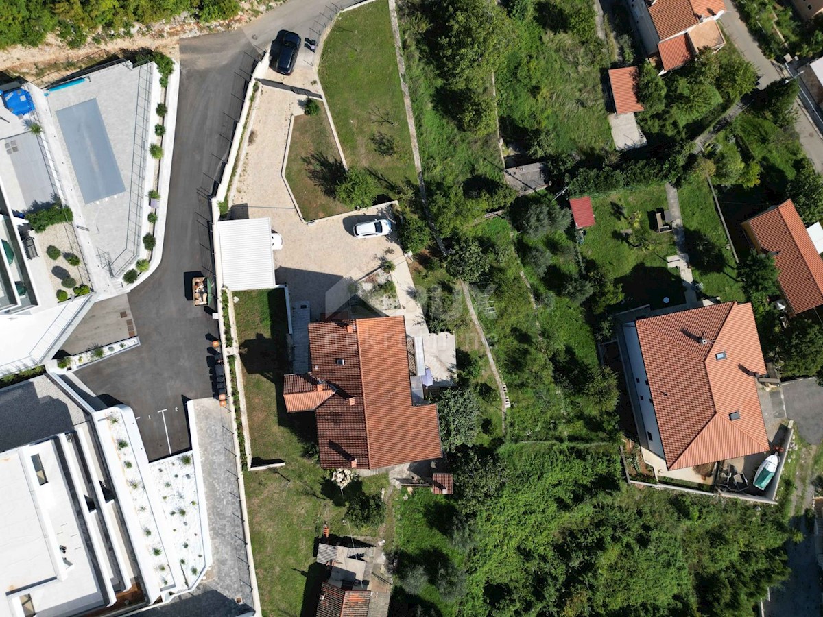 OPATIJA, CENTER - zemljišče 921m2, v centru Opatije z gradbenim dovoljenjem za vilo z bazenom, panoramski pogled na morje