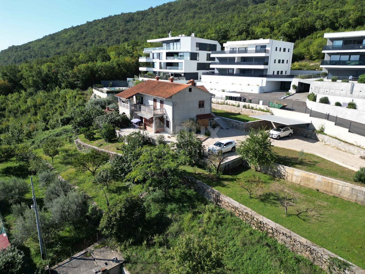 OPATIJA, CENTER - zemljišče 921m2, v centru Opatije z gradbenim dovoljenjem za vilo z bazenom, panoramski pogled na morje