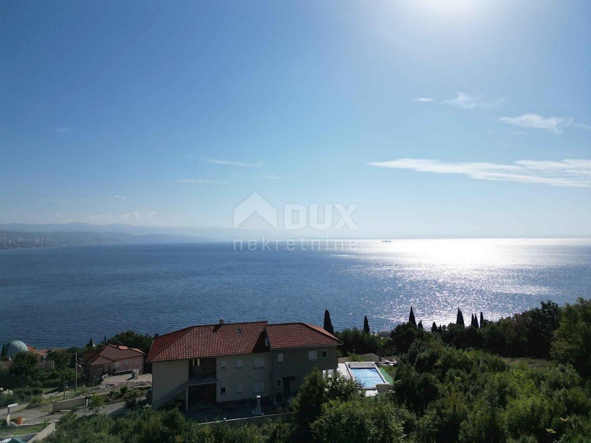 OPATIJA, CENTER - zemljišče 921m2, v centru Opatije z gradbenim dovoljenjem za vilo z bazenom, panoramski pogled na morje