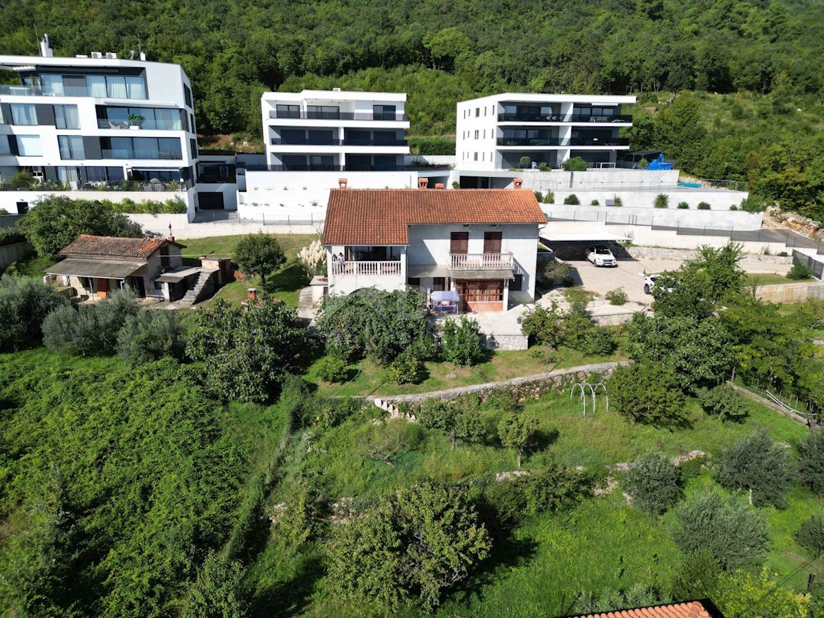 OPATIJA, CENTER - zemljišče 921m2, v centru Opatije z gradbenim dovoljenjem za vilo z bazenom, panoramski pogled na morje