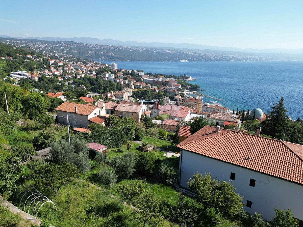 OPATIJA, CENTER - zemljišče 921m2, v centru Opatije z gradbenim dovoljenjem za vilo z bazenom, panoramski pogled na morje