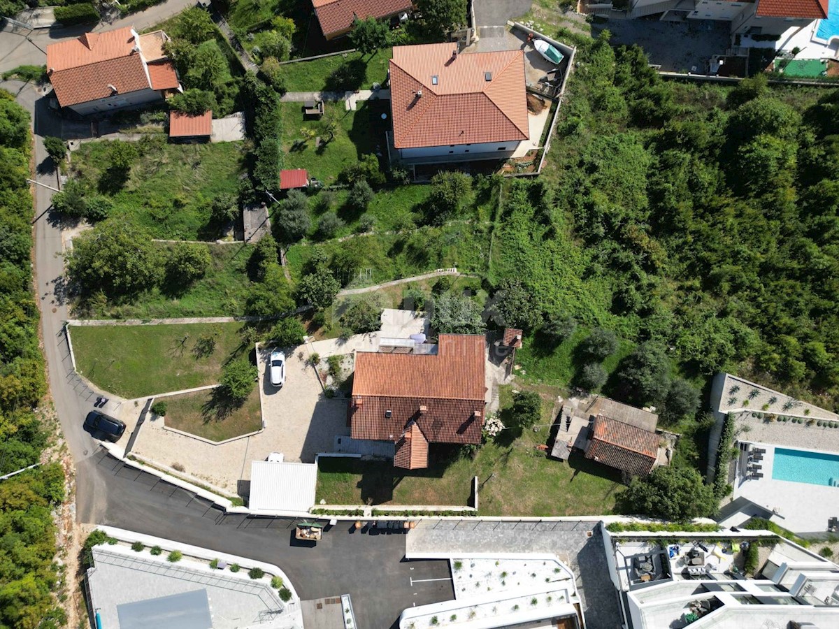 OPATIJA, CENTER - zemljišče 921m2, v centru Opatije z gradbenim dovoljenjem za vilo z bazenom, panoramski pogled na morje