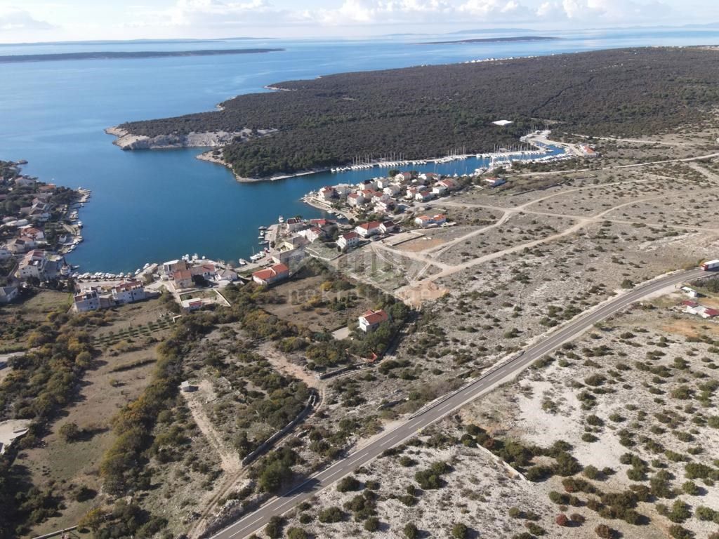 OTOK PAG, ŠIMUNI, gradbeno zemljišče 200 m od morja, za družinsko hišo/ dva manjša objekta/ vilo/ oddamo hiše z bazenom / počitniške hiše z bazenom 