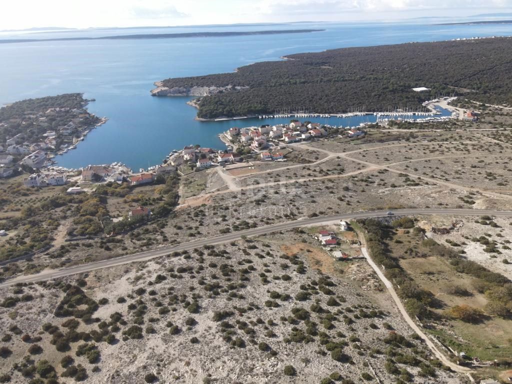 OTOK PAG, ŠIMUNI, gradbeno zemljišče 200 m od morja, za družinsko hišo/ dva manjša objekta/ vilo/ oddamo hiše z bazenom / počitniške hiše z bazenom 