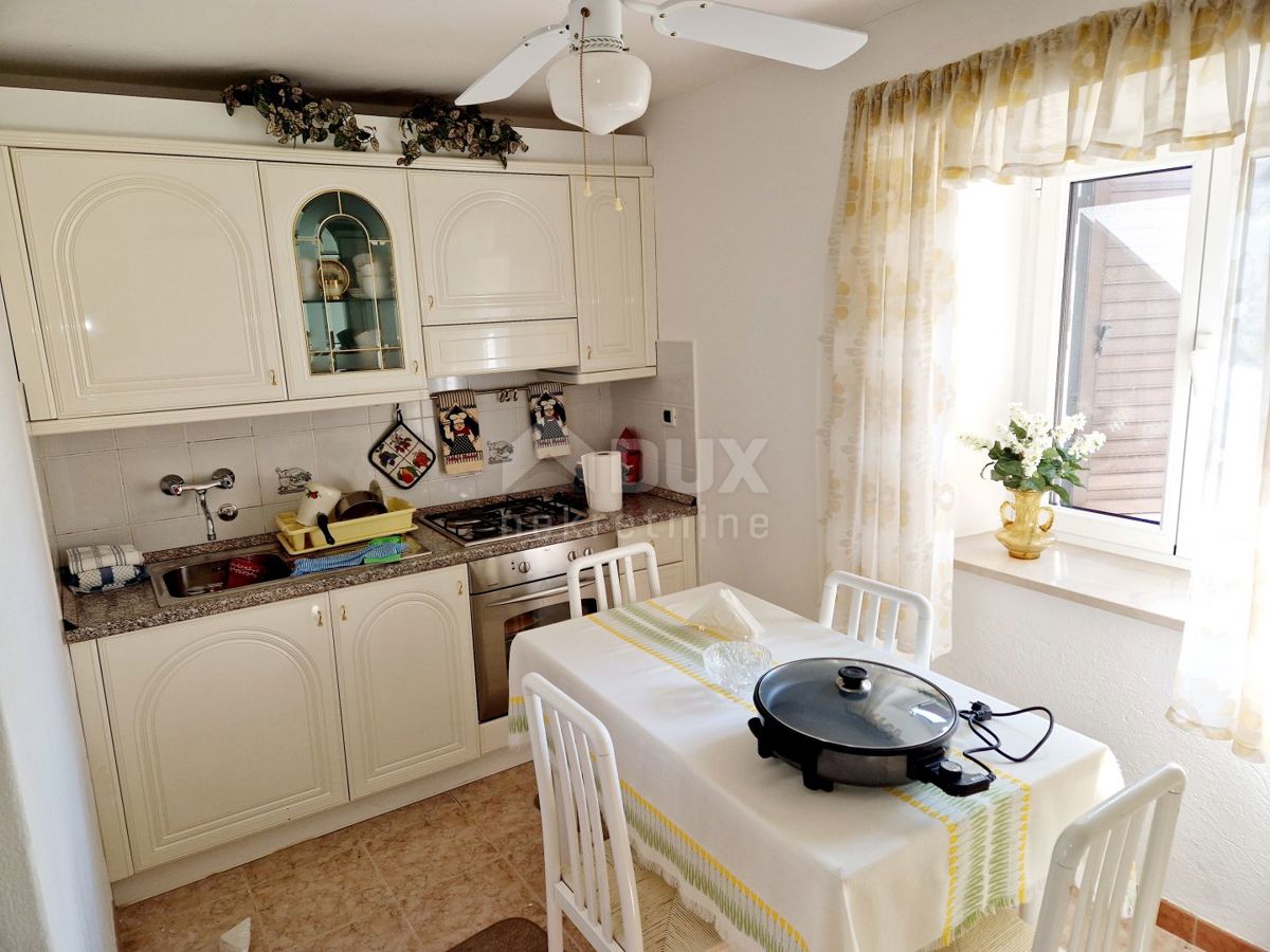 KRALJEVICA, ŠMRIKA-2SOB+DB z manjšim vrtom, letno kuhinjo in parkirnim prostorom