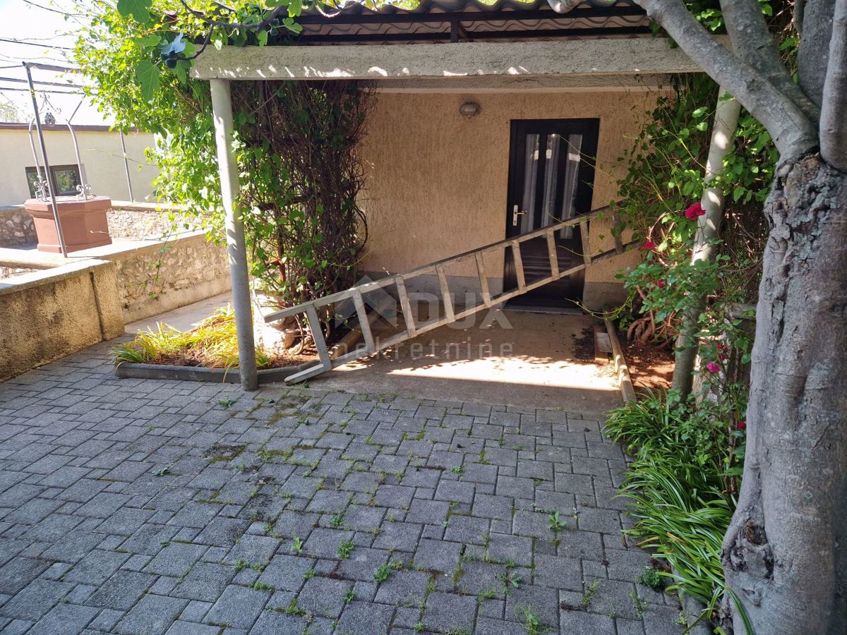 KRALJEVICA, ŠMRIKA-2SOB+DB z manjšim vrtom, letno kuhinjo in parkirnim prostorom