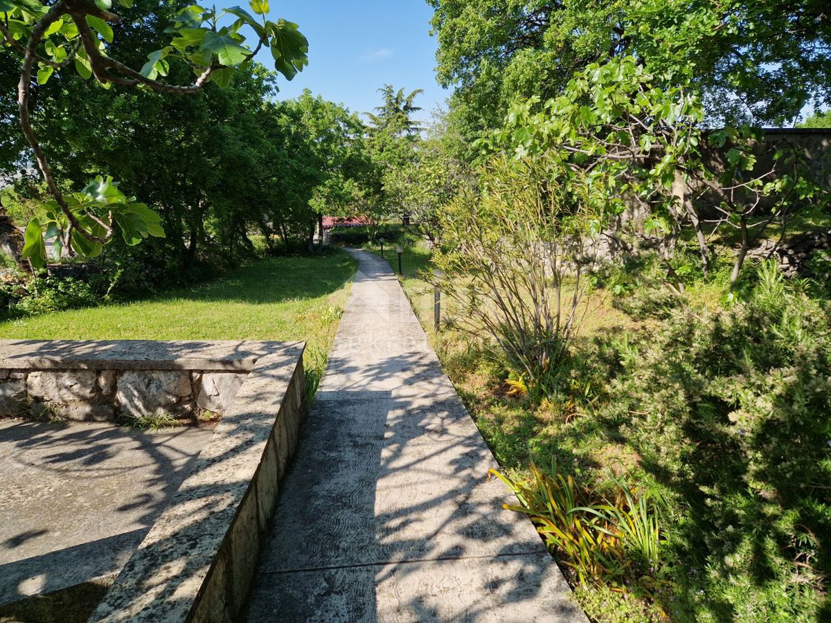 KRALJEVICA, ŠMRIKA-2SOB+DB z manjšim vrtom, letno kuhinjo in parkirnim prostorom
