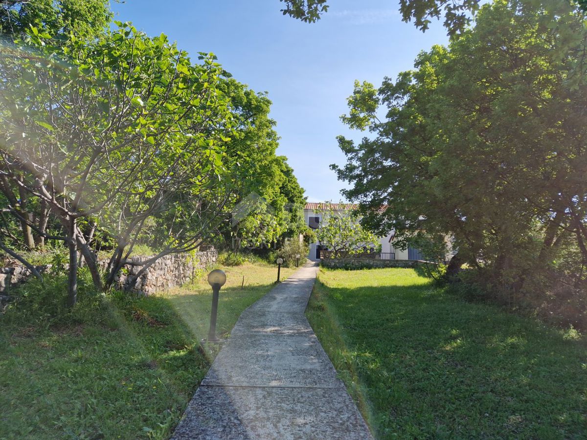 KRALJEVICA, ŠMRIKA-2SOB+DB z manjšim vrtom, letno kuhinjo in parkirnim prostorom