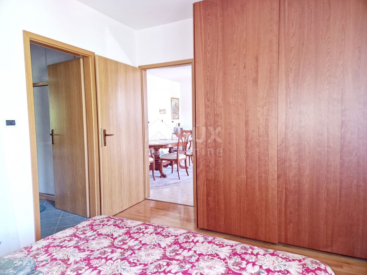 KRALJEVICA, ŠMRIKA-2SOB+DB z manjšim vrtom, letno kuhinjo in parkirnim prostorom