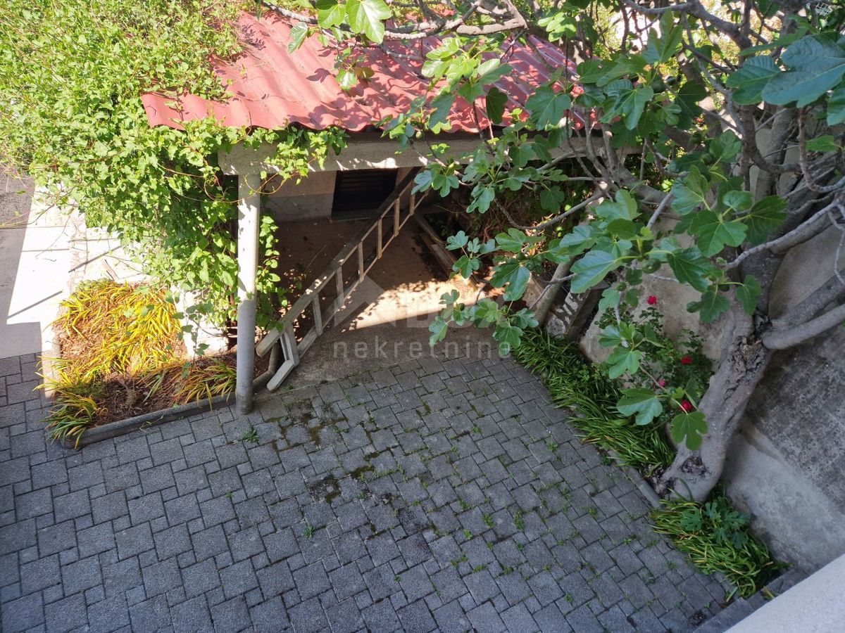 KRALJEVICA, ŠMRIKA-2SOB+DB z manjšim vrtom, letno kuhinjo in parkirnim prostorom