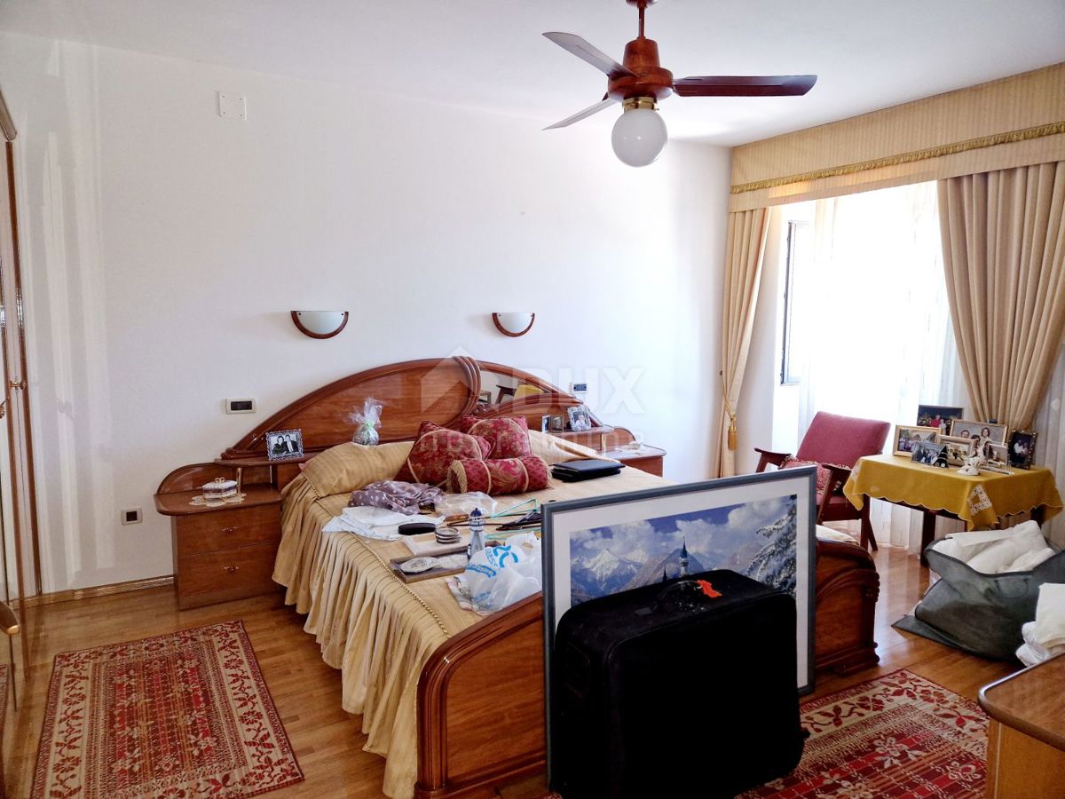 KRALJEVICA, ŠMRIKA-2SOB+DB z manjšim vrtom, letno kuhinjo in parkirnim prostorom