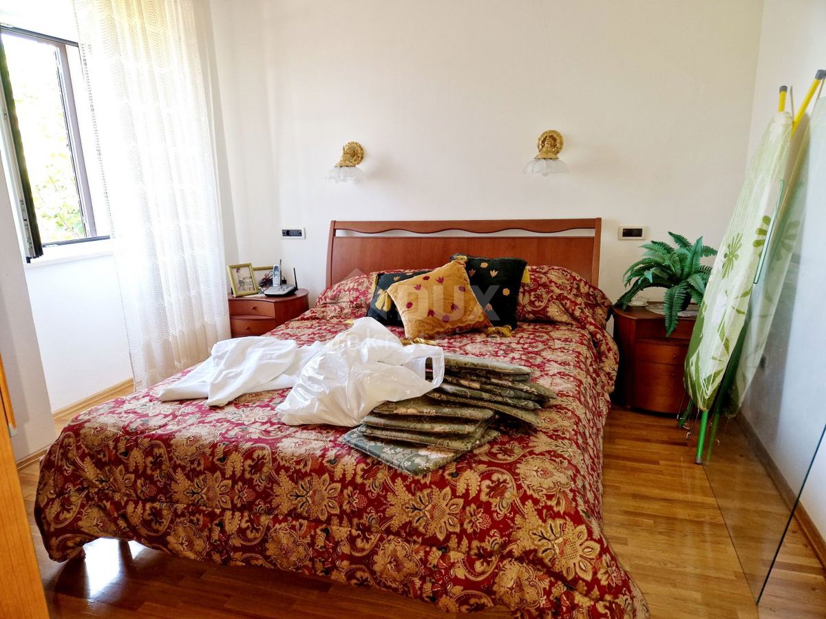KRALJEVICA, ŠMRIKA-2SOB+DB z manjšim vrtom, letno kuhinjo in parkirnim prostorom