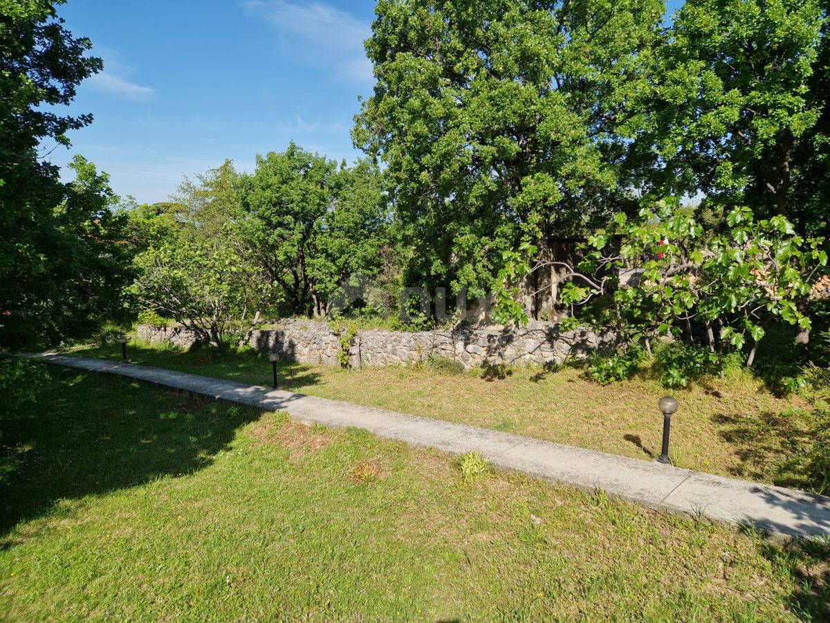 KRALJEVICA, ŠMRIKA-2SOB+DB z manjšim vrtom, letno kuhinjo in parkirnim prostorom