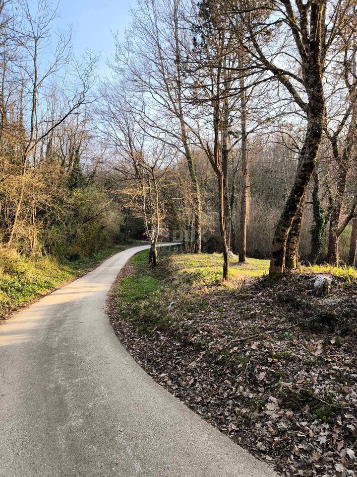 ISTRA, PAZIN - Gradbeno zemljišče v mirnem naselju