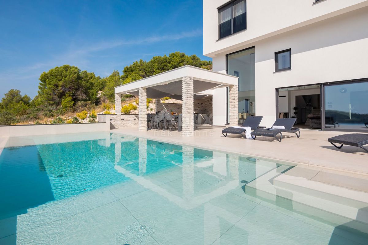 DALMACIJA, ŠIBENIK - Luksuzna vila z bazenom, nogometnim igriščem in savno