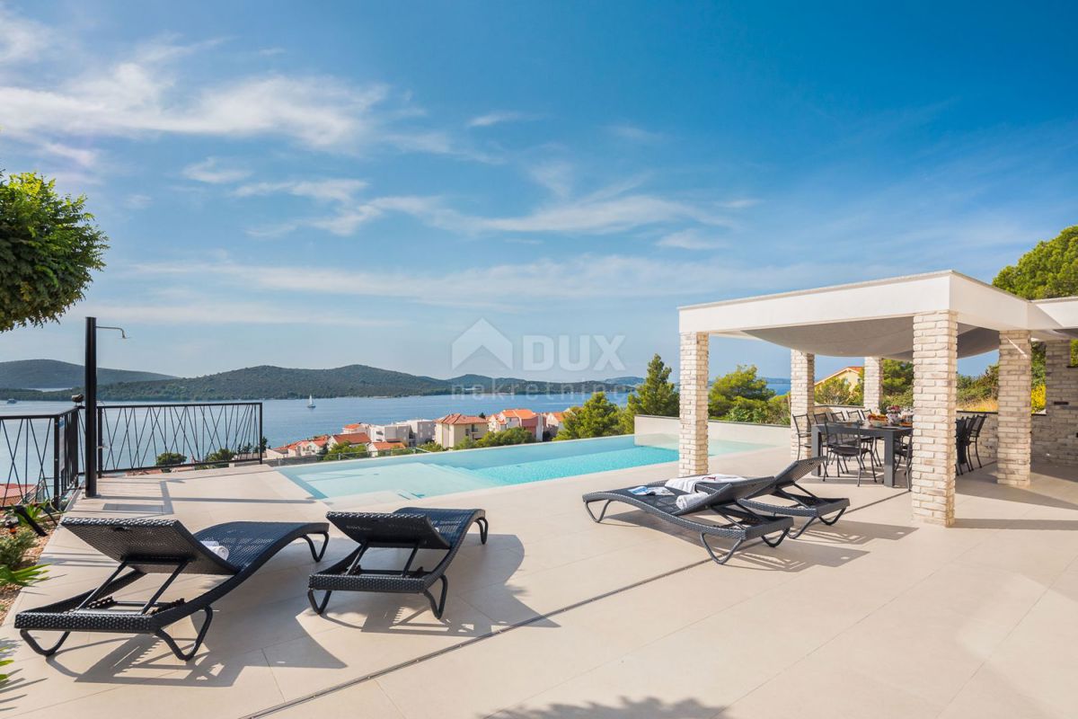 DALMACIJA, ŠIBENIK - Luksuzna vila z bazenom, nogometnim igriščem in savno