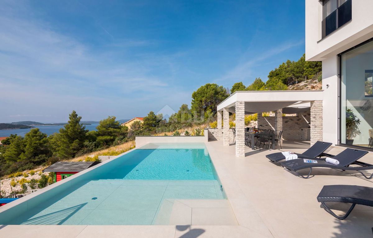 DALMACIJA, ŠIBENIK - Luksuzna vila z bazenom, nogometnim igriščem in savno