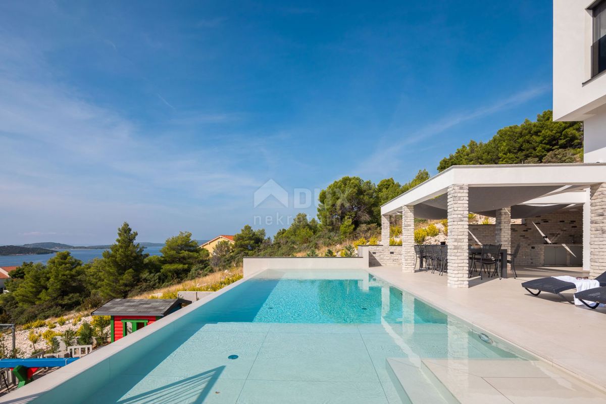DALMACIJA, ŠIBENIK - Luksuzna vila z bazenom, nogometnim igriščem in savno