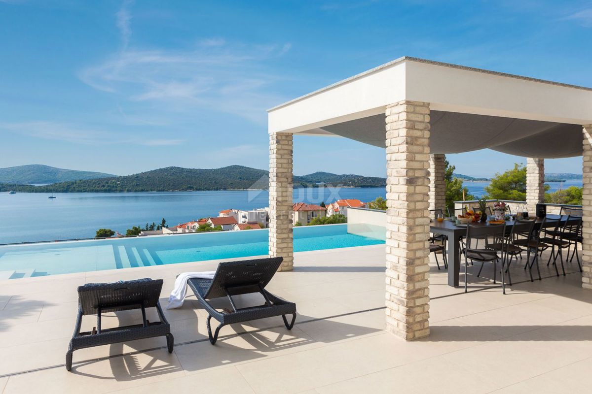 DALMACIJA, ŠIBENIK - Luksuzna vila z bazenom, nogometnim igriščem in savno