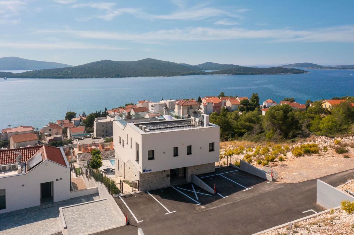 DALMACIJA, ŠIBENIK - Luksuzna vila z bazenom, nogometnim igriščem in savno