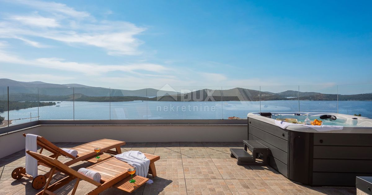 DALMACIJA, ŠIBENIK - Luksuzna vila z bazenom, nogometnim igriščem in savno