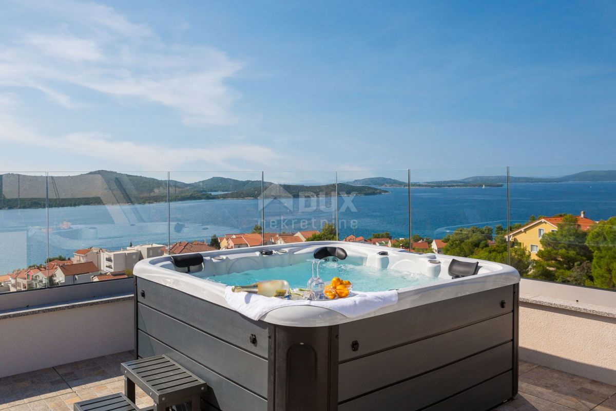 DALMACIJA, ŠIBENIK - Luksuzna vila z bazenom, nogometnim igriščem in savno