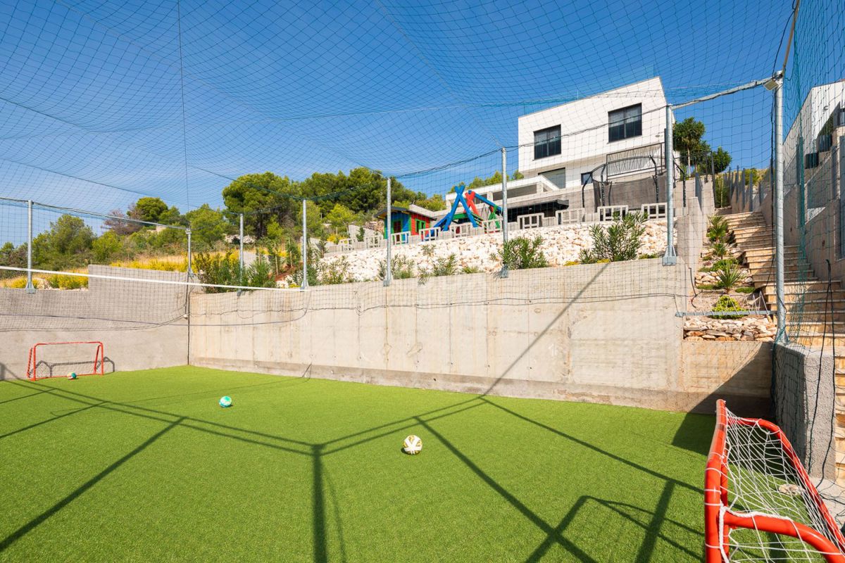 DALMACIJA, ŠIBENIK - Luksuzna vila z bazenom, nogometnim igriščem in savno