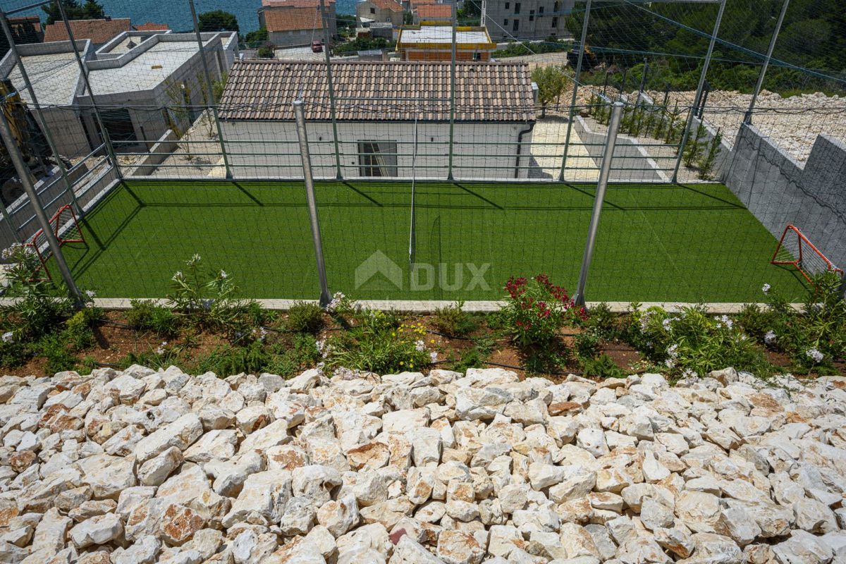 DALMACIJA, ŠIBENIK - Luksuzna vila z bazenom, nogometnim igriščem in savno