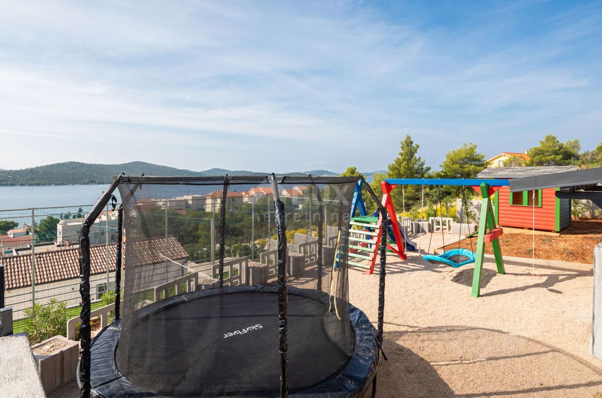 DALMACIJA, ŠIBENIK - Luksuzna vila z bazenom, nogometnim igriščem in savno