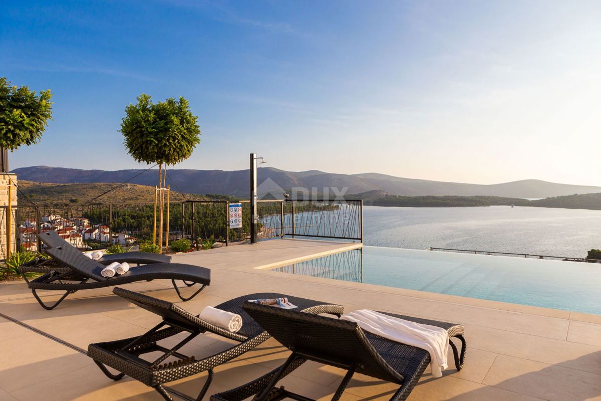 DALMACIJA, ŠIBENIK - Luksuzna vila z bazenom, nogometnim igriščem in savno