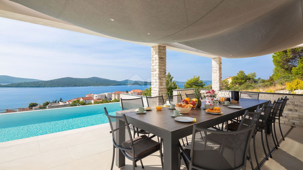 DALMACIJA, ŠIBENIK - Luksuzna vila z bazenom, nogometnim igriščem in savno