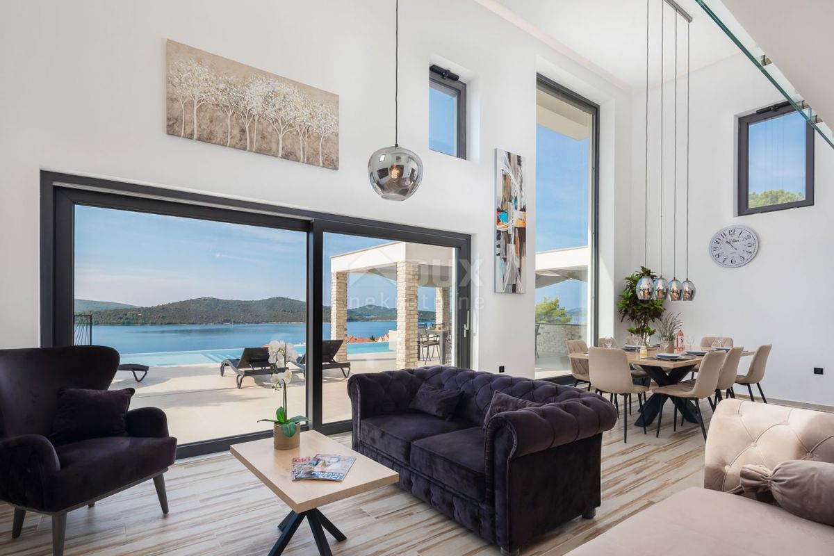 DALMACIJA, ŠIBENIK - Luksuzna vila z bazenom, nogometnim igriščem in savno