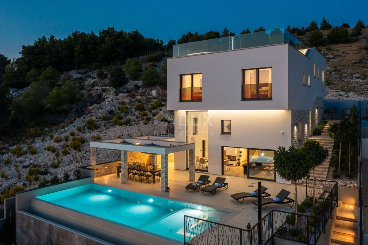 DALMACIJA, ŠIBENIK - Luksuzna vila z bazenom, nogometnim igriščem in savno