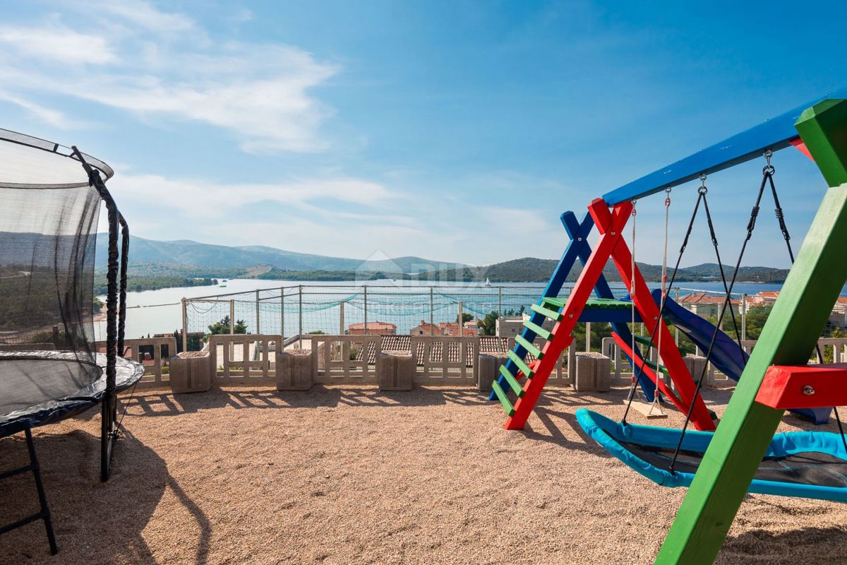 DALMACIJA, ŠIBENIK - Luksuzna vila z bazenom, nogometnim igriščem in savno