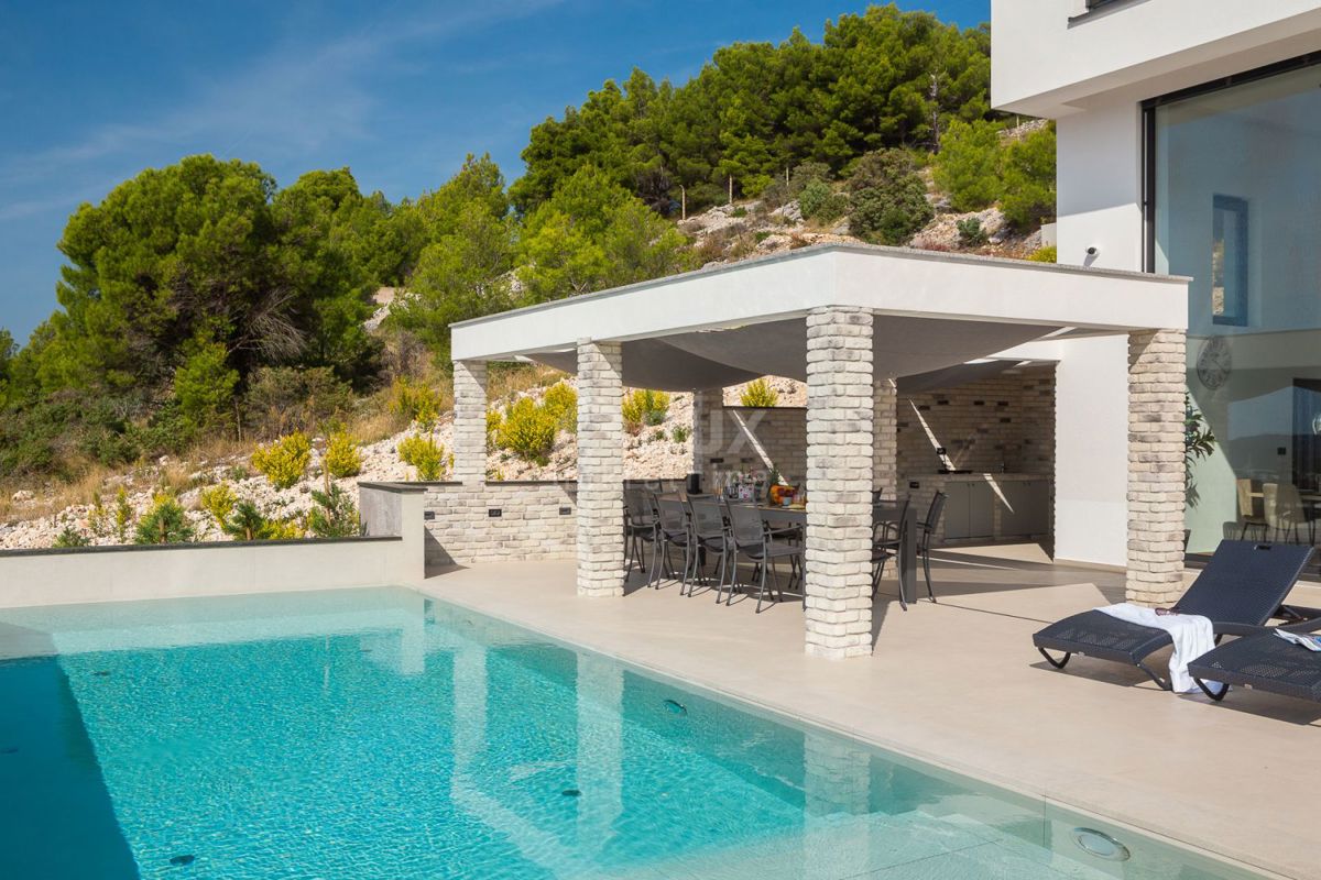 DALMACIJA, ŠIBENIK - Luksuzna vila z bazenom, nogometnim igriščem in savno