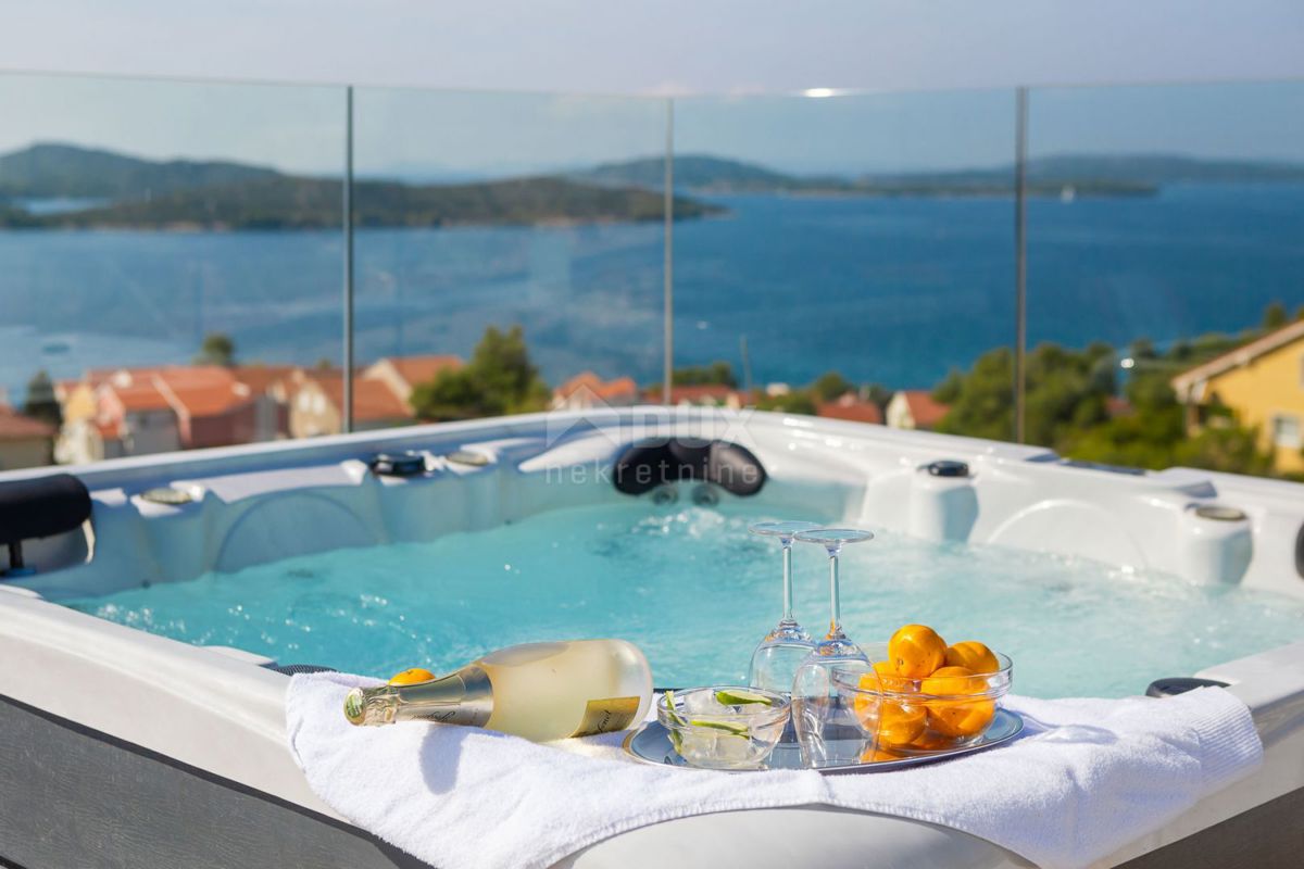 DALMACIJA, ŠIBENIK - Luksuzna vila z bazenom, nogometnim igriščem in savno