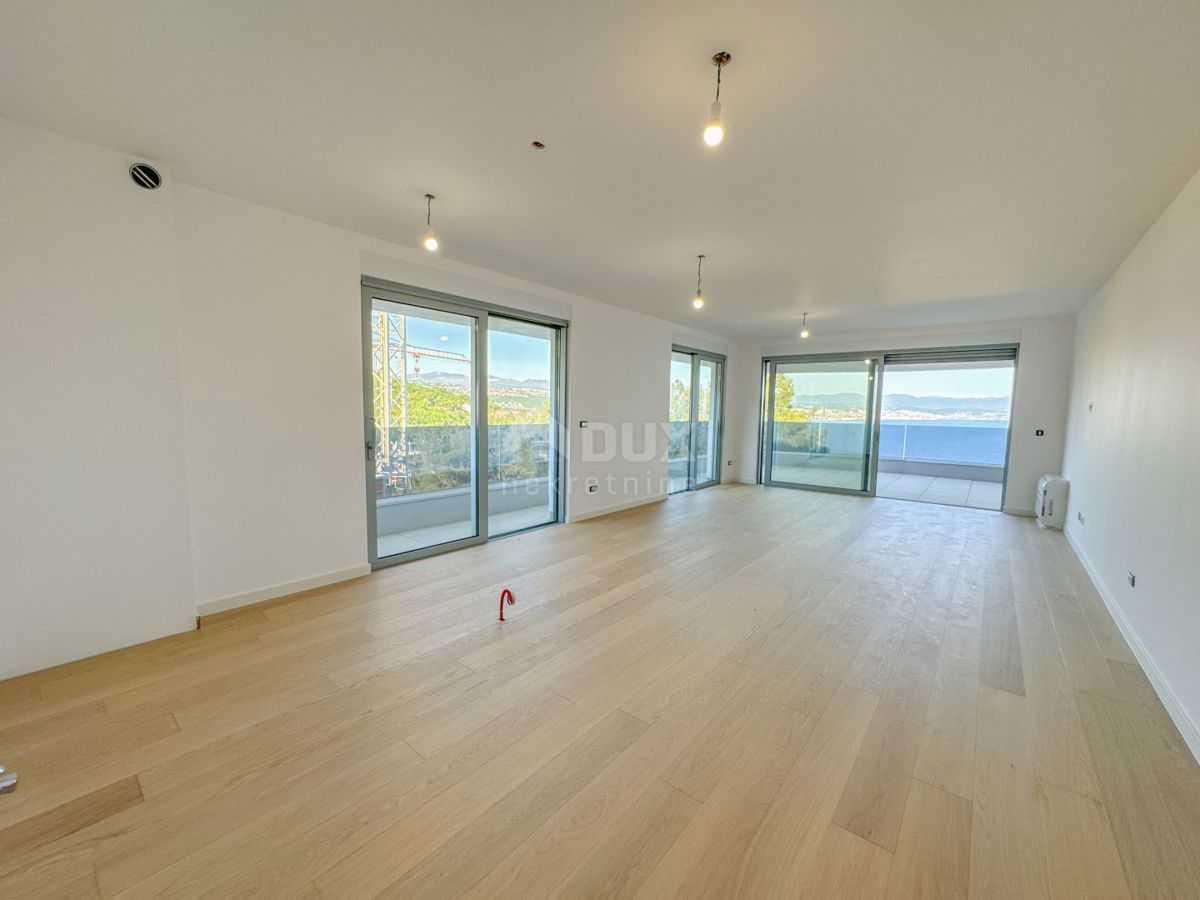 OPATIJA, CENTER - moderno stanovanje v novogradnji s pogledom na morje, skupni bazen, garaža 