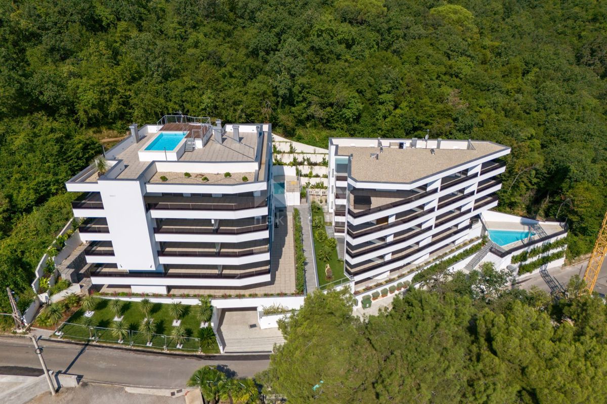 OPATIJA, CENTER - moderno stanovanje v novogradnji s pogledom na morje, skupni bazen, garaža 