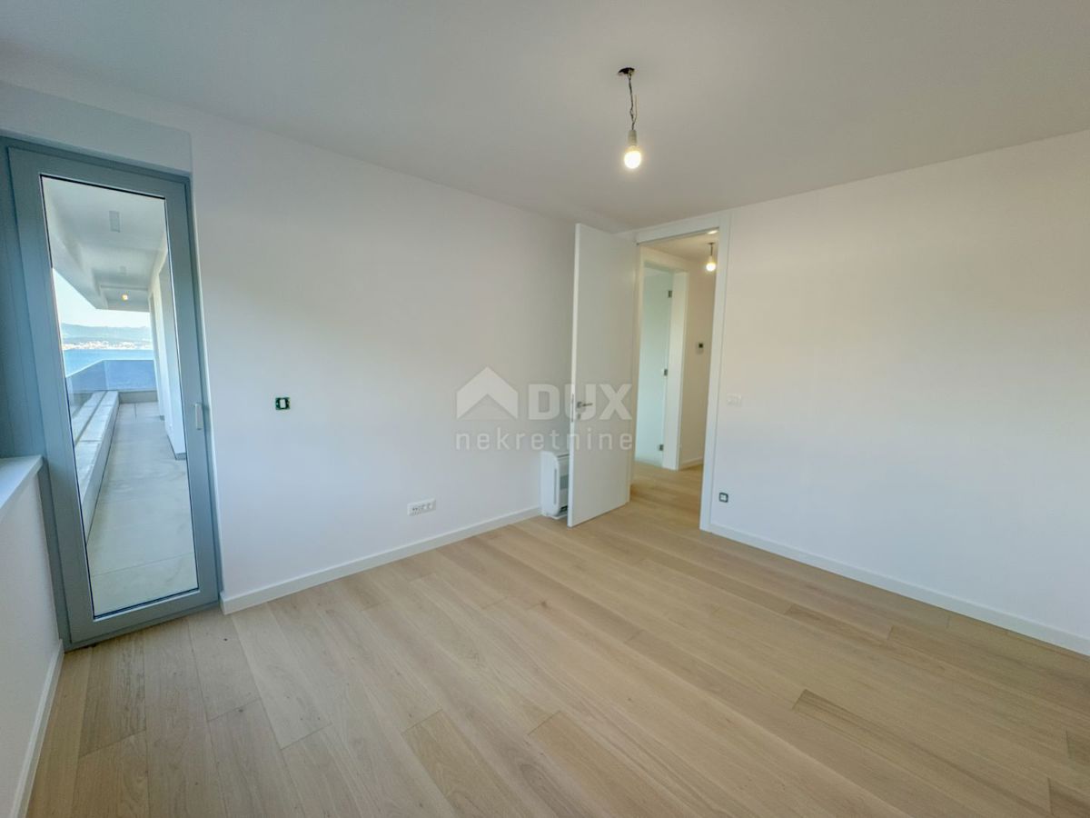 OPATIJA, CENTER - moderno stanovanje v novogradnji s pogledom na morje, skupni bazen, garaža 