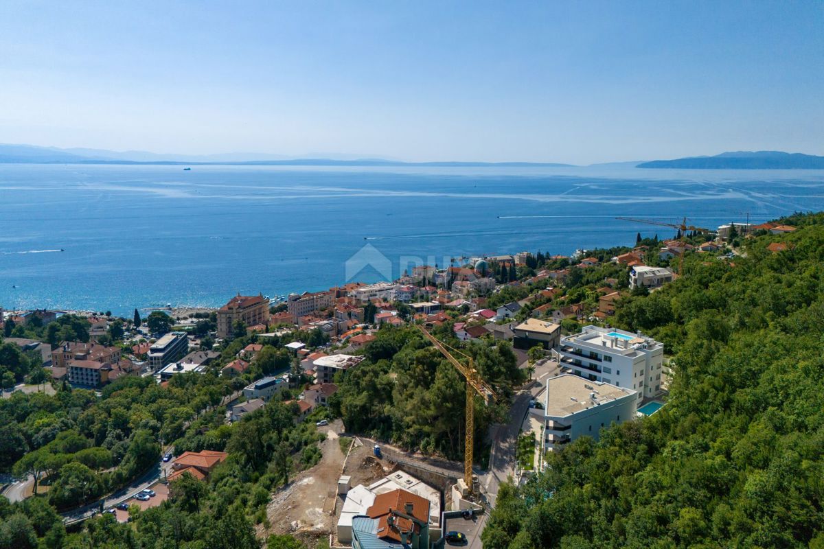 OPATIJA, CENTER - moderno stanovanje v novogradnji s pogledom na morje, skupni bazen, garaža 