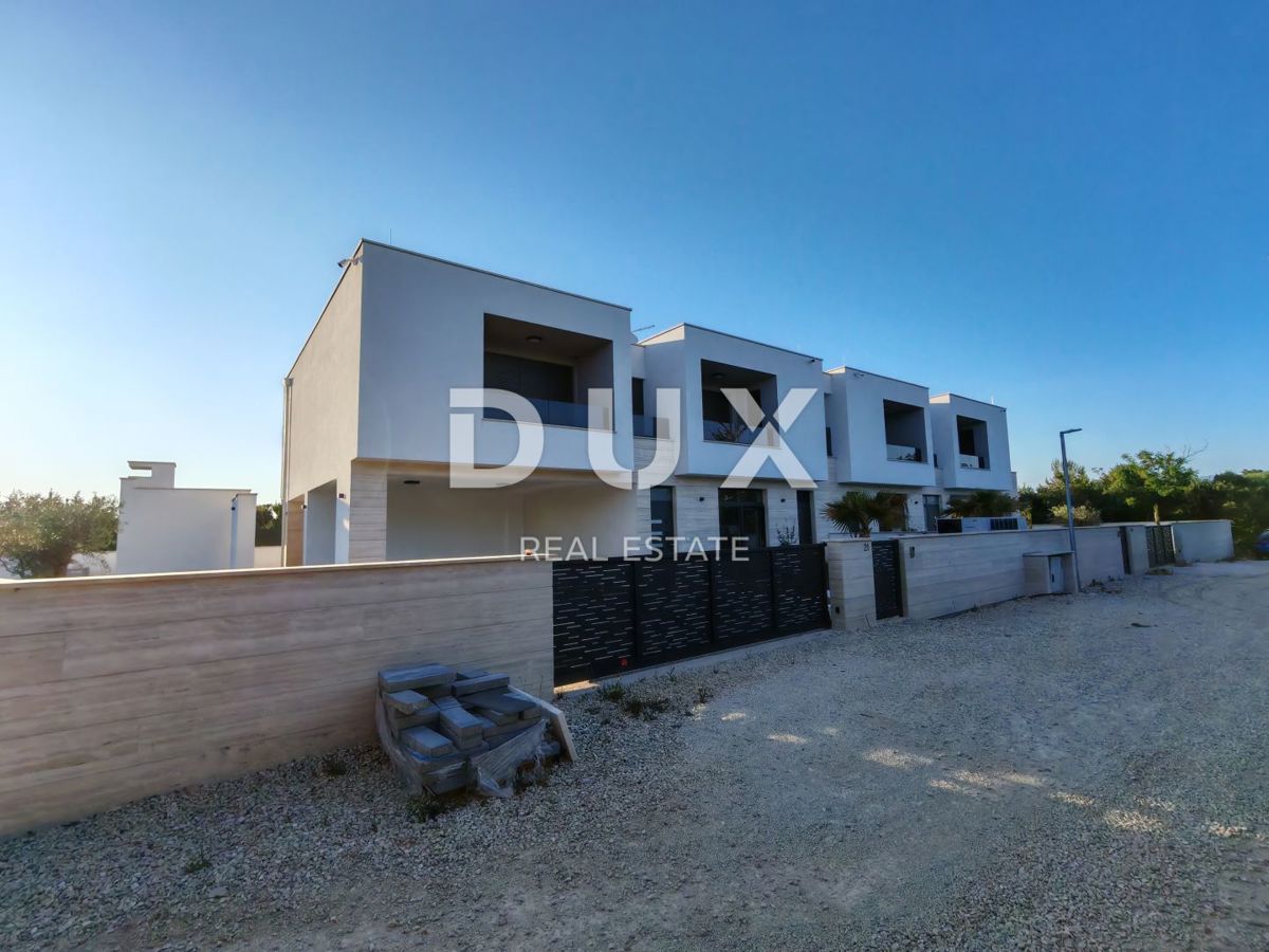  ZADAR, ZATON - Luksuzna vila dvojček z ogrevanim bazenom, savno in fitnesom! Novogradnja! B1