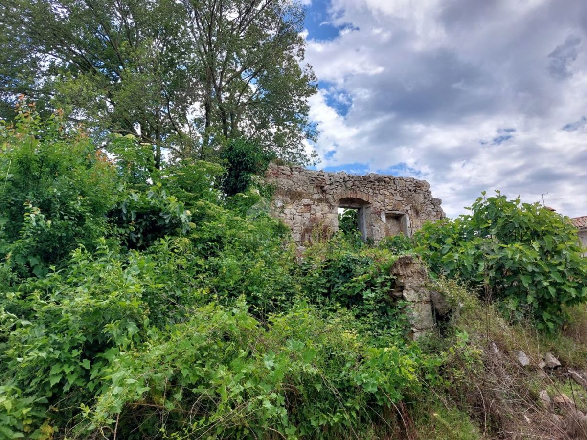 ISTRA, LABIN - Gradbeno zemljišče z označeno ruševino