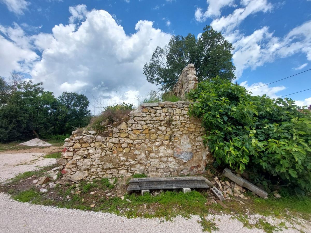 ISTRA, LABIN - Gradbeno zemljišče z označeno ruševino