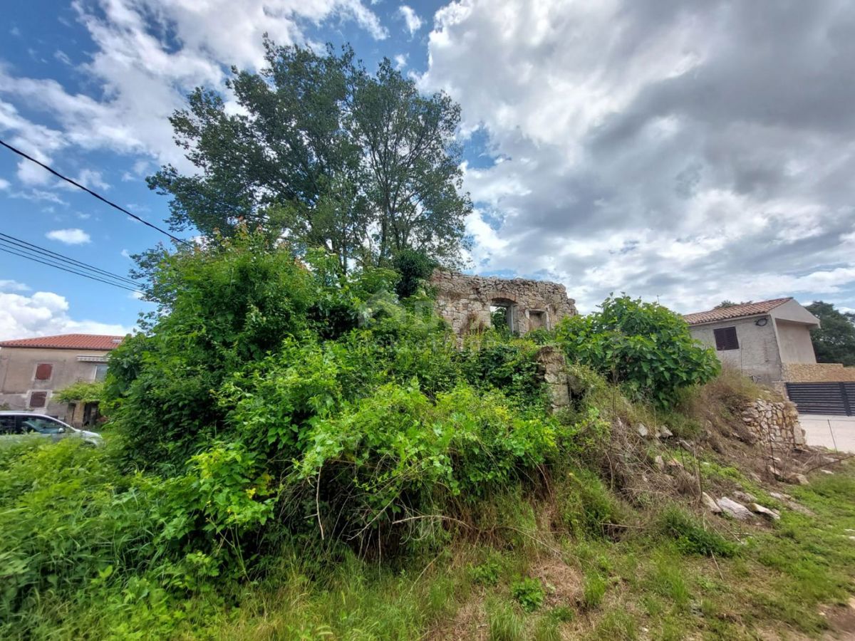 ISTRA, LABIN - Gradbeno zemljišče z označeno ruševino