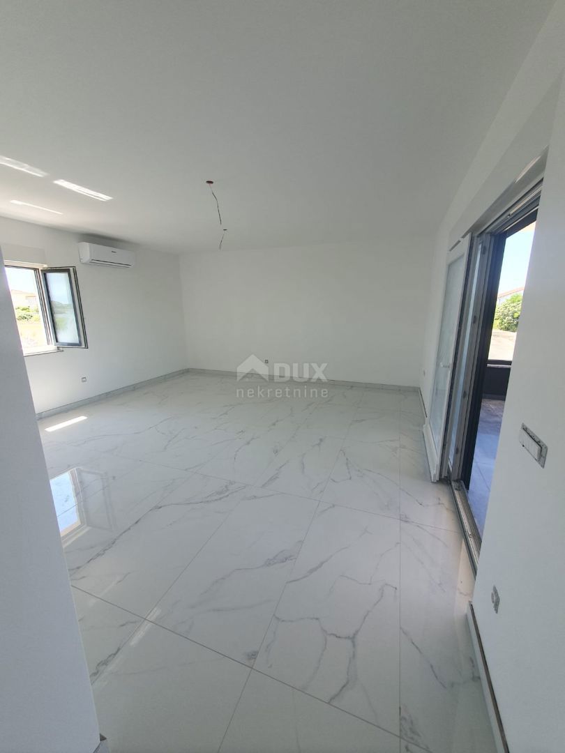 ZADAR, PRIVLAKA - Novogradnja! Vrhunski penthouse le 140 metrov od plaže z neustavljivim pogledom na morje! S4